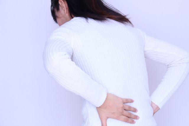 腰が痛い女性