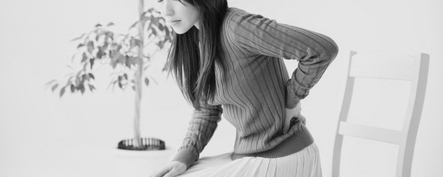 腰痛でつらい女性